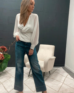 Le jeans large est tendance cette saison ! À associer avec un t-shirt pour un look sport ou avec une jolie blouse pour un look plus chic ✨