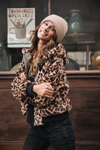 Veste courte à capuche en fourrure entièrement imprimée léopard
