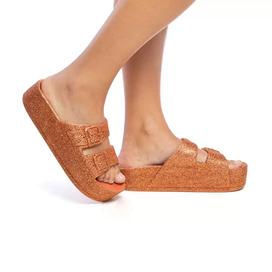 Sandales compensées brillantes (+ coloris)