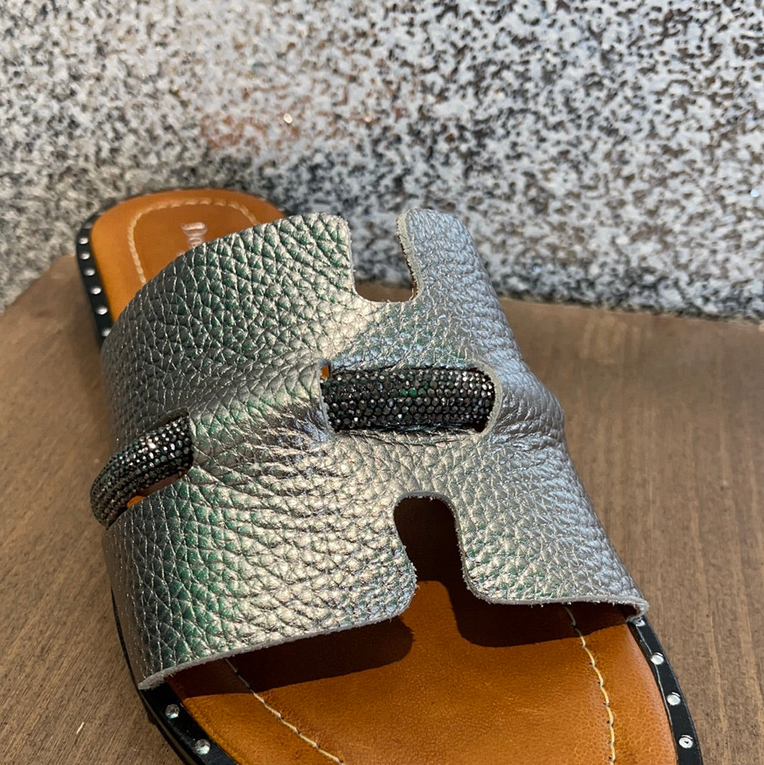 Sandales plates en cuir bande strass