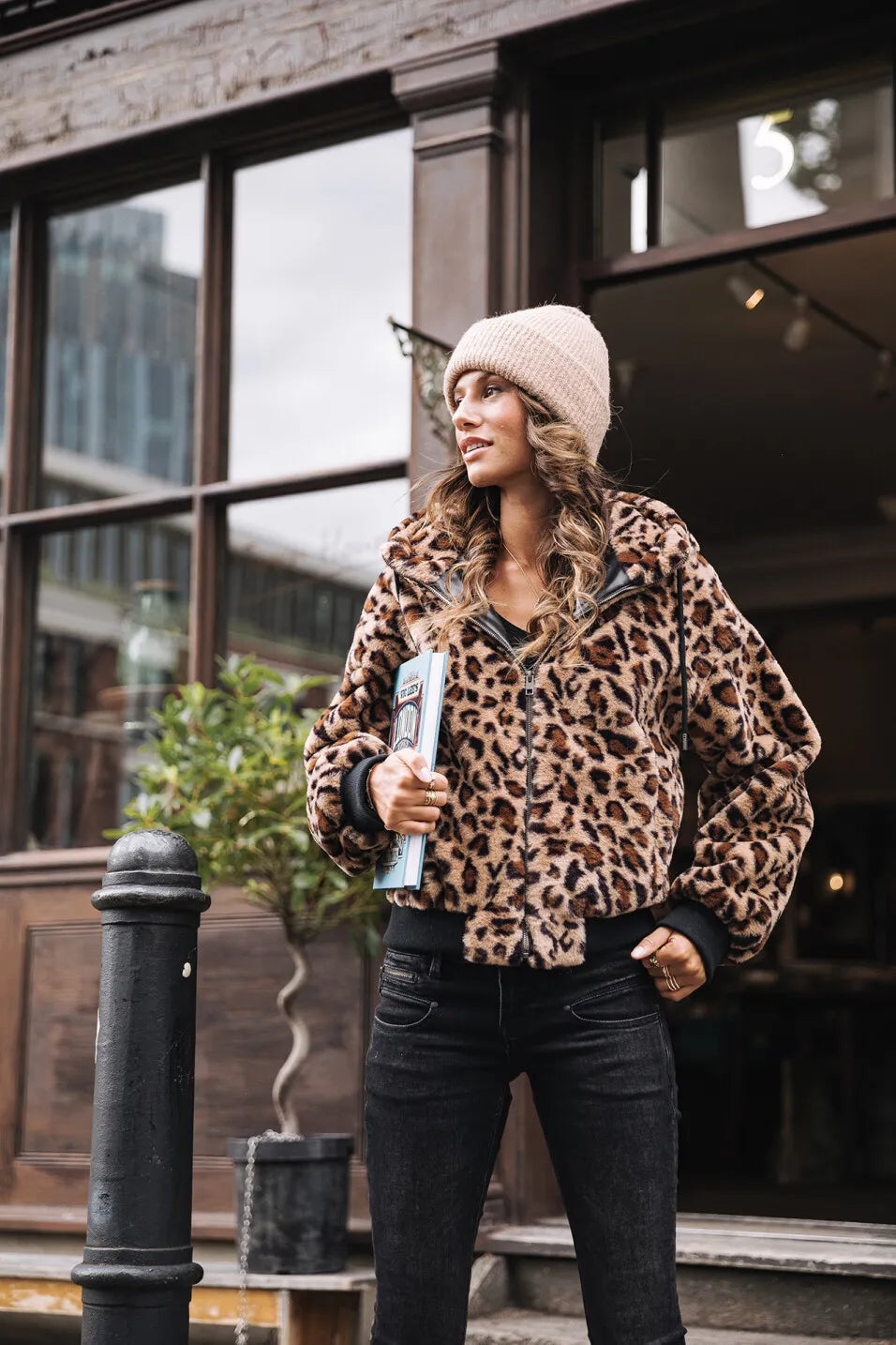 Veste courte à capuche en fourrure entièrement imprimée léopard