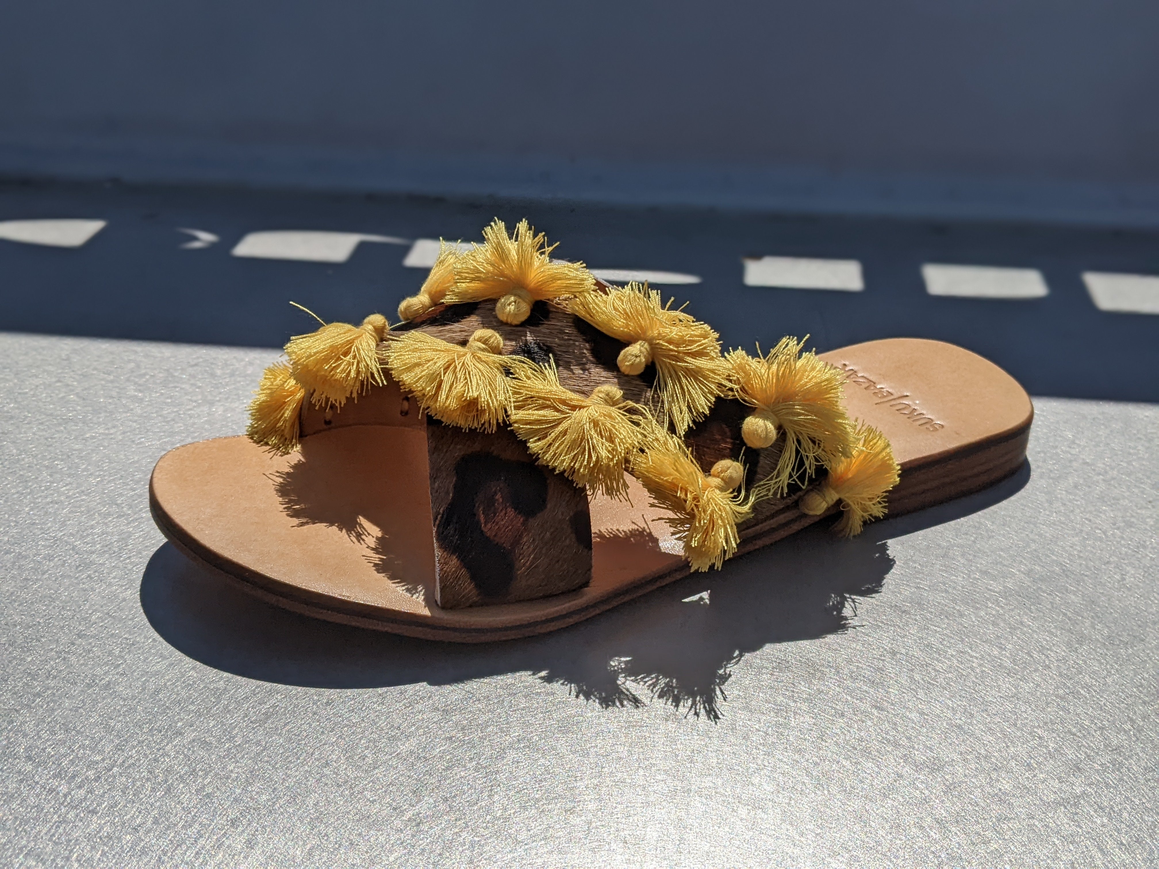 Sandales plates, détail pompons et léo (+ coloris)