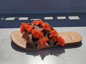 Sandales plates, détail pompons et léo (+ coloris)